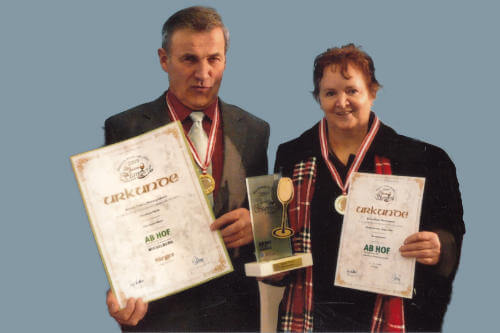 Für ihre Edelbrände, Liköre und Kräuteransätze erhielten Franz und Johanna Artner mehrfach Auszeichnungen